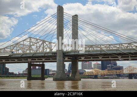 LOUISVILLE, KY - 30. MAI 2020 - Blick auf die Wahrzeichen Abraham Lincoln Bridge und John F. Kennedy Bridge über den Ohio River zwischen Louisville, Kentucky, Stockfoto