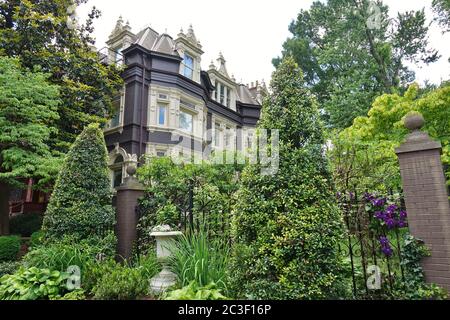 LOUISVILLE, KY - 30. MAI 2020 - Blick auf alte Häuser im historischen Old Louisville in Louisville, Kentucky, USA. Stockfoto