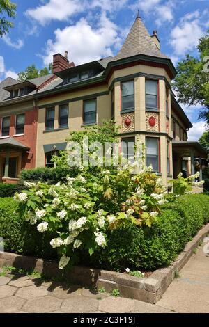 LOUISVILLE, KY - 30. MAI 2020 - Blick auf alte Häuser im historischen Old Louisville in Louisville, Kentucky, USA. Stockfoto