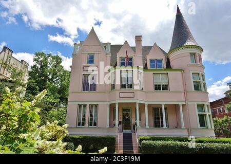 LOUISVILLE, KY - 30. MAI 2020 - Blick auf alte Häuser im historischen Old Louisville in Louisville, Kentucky, USA. Stockfoto