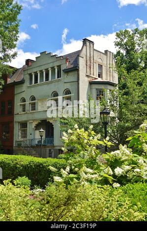 LOUISVILLE, KY - 30. MAI 2020 - Blick auf alte Häuser im historischen Old Louisville in Louisville, Kentucky, USA. Stockfoto