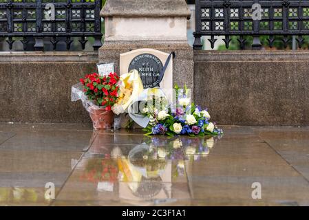 Denkmal für PC Keith Palmer mit Blumen. Blumengebete um den Gedenkstein für Polizisten, die während des Terrorismus im Parlament getötet wurden Stockfoto