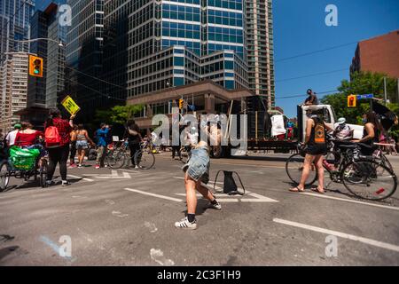 Toronto, Kanada - 19. Juni 2020. Einige tausend Demonstranten versammelten sich zur Feier des Juneteenth mit einem Sit-in-Protest auf der Bay Street in der Innenstadt von Toronto, Kanada. Mark Spowart/Alamy Live News Stockfoto