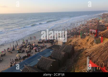 Deir Al-Balah, Der Gazastreifen, Palästina. Juni 2020. Palästinenser am Stadtstrand von Deir al-Balah im Zentrum des Gazastreifens. Kredit: Mahmoud Khattab/Quds Net Nachrichten/ZUMA Wire/Alamy Live Nachrichten Stockfoto