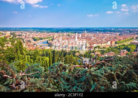 Altstadt von Verona und Etsch Panoramablick vom Hügel Stockfoto