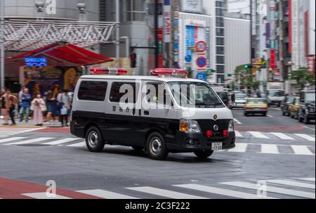 Tokyo Metropolitan Polizei van rauscht durch die Straße, Shibuya, Japan Stockfoto