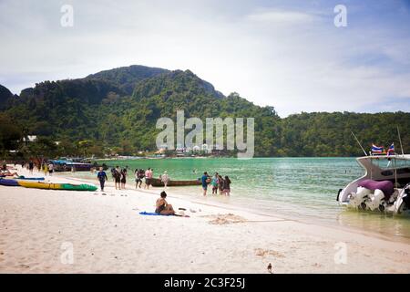 Phi Phi Inseln. Thailand. 10. Februar 2019: Touristen genießen Sandstrand und sonnigen Tag auf der tropischen Insel Stockfoto