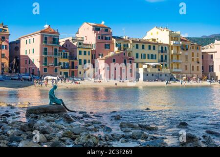 Sestri Levante, IT - Feb 2020: Citta Dei Due Mari (Stadt der zwei Meere) mit Baia del Silenzio (Bucht der Stille) und Baia delle Favole (Bucht der Fab Stockfoto