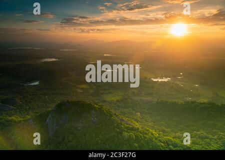 Tolle Aussicht Aus Der Vogelperspektive. Grüne Landschaft von Sri Lanka. Bergige Teeplantagen und Reisfelder in mildem Sonnenuntergang Licht. Schöne Exotische Natur Stockfoto