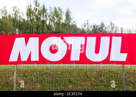 Moskau, Russland - 06. Juli 2019: Rotes Banner Motul hängt an einem Zaun. Stockfoto