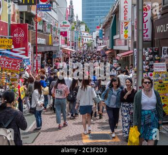 Riesige Menschenmenge in der Takeshita Street, einem beliebten Abhängen mit japanischen Teenagern, Harajuku, Tokio, Japan Stockfoto