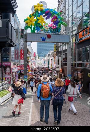 Riesige Menschenmenge in der Takeshita Street, einem beliebten Abhängen mit japanischen Teenagern, Harajuku, Tokio, Japan Stockfoto