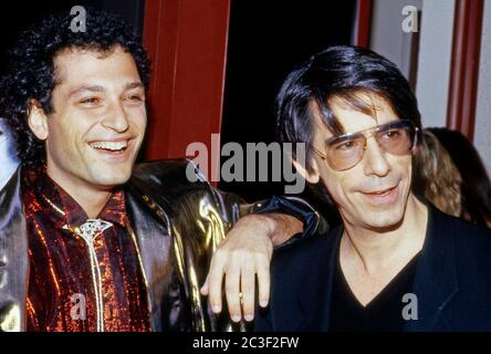 Ehrliche Aufnahme der Comedians Richard Belzer und Howie Mandel, Backstage bei Comic Relief in Los Angeles, CA, 1987 Stockfoto