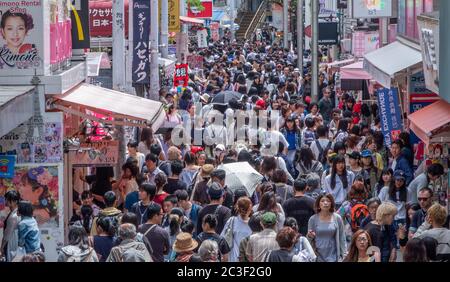 Riesige Menschenmenge in der Takeshita Street, einem beliebten Abhängen mit japanischen Teenagern, Harajuku, Tokio, Japan Stockfoto