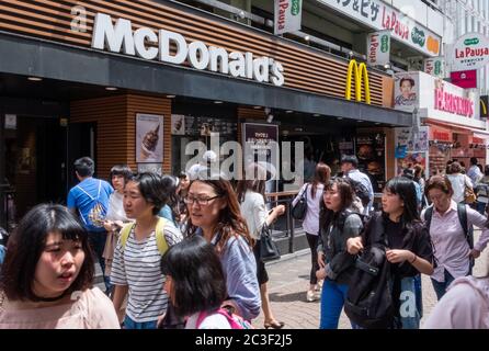 Fußgängermassen vor dem McDonald-Laden in Takeshita dori, Harajuku, Tokio, Japan. Stockfoto