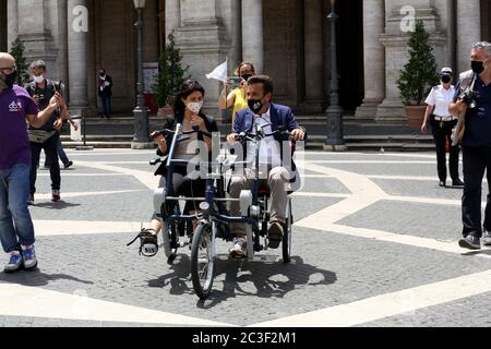 Roma, Italien. Juni 2020. Der Bürgermeister von Rom Raggi Virginia, nimmt an der Präsentation auf dem Kapitol der neuen Elektrofahrräder für Behinderte, mit dem finanziellen Beitrag der Gemeinde von Rom gemacht und in Umlauf gebracht in den Bio-Park der Villa Borghese. Kredit: SPP Sport Presse Foto. /Alamy Live Nachrichten Stockfoto