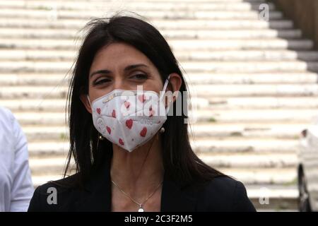 Roma, Italien. Juni 2020. Der Bürgermeister von Rom Raggi Virginia, nimmt an der Präsentation auf dem Kapitol der neuen Elektrofahrräder für Behinderte, mit dem finanziellen Beitrag der Gemeinde von Rom gemacht und in Umlauf gebracht in den Bio-Park der Villa Borghese. Kredit: SPP Sport Presse Foto. /Alamy Live Nachrichten Stockfoto