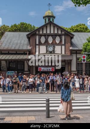 Fußgängerpendler am Bahnhof Japan Railway Harajuku, Tokio, Japan Stockfoto