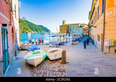 Sestri Levante, IT - Feb 2020: Citta Dei Due Mari (Stadt der zwei Meere) mit Baia del Silenzio (Bucht der Stille) und Baia delle Favole (Bucht der Fab Stockfoto