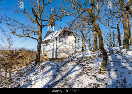 Köthener Hütte im Selketal Winterwald Wanderziel im Harz Stamping Point Harzer Wandernadel Stockfoto