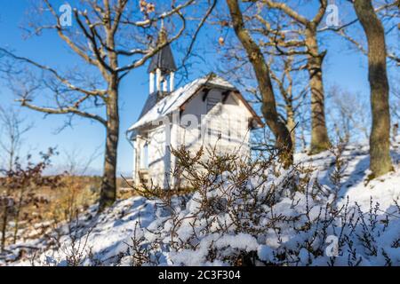 Köthener Hütte im Selketal Winterwald Wanderziel im Harz Stamping Point Harzer Wandernadel Stockfoto