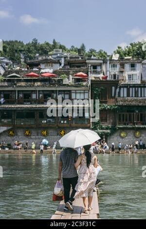 Paar auf Trittsteinen in Fenghuang Stockfoto