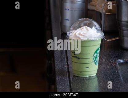 Barista, der Gäste im Starbucks Coffee House, Nakameguro Station, Tokio, Japan, mit einem Getränk zubereitet Stockfoto