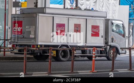 Coca-Cola Lieferwagen in der Straße von Nakameguro, Tokio, Japan Stockfoto