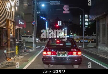 Tokyo Taxi in der Straße von Nakameguro bei Nacht, Tokio, Japan Stockfoto