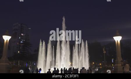 LIMA, PERU - Juni, 12, 2016: in der Nacht geschossen auf der Suche nach magischen Brunnen in Lima Stockfoto