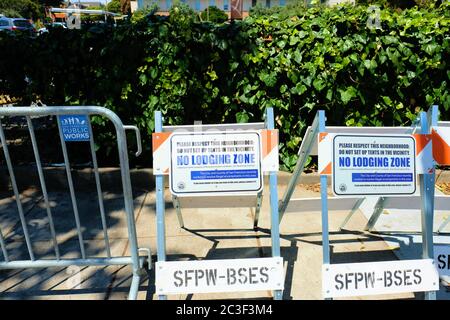 Schilder warnen Obdachlose vor illegalen Lagerungen in einem Viertel von San Francisco; keine Unterkunft auf öffentlichem Eigentum erlaubt; Obdachlosigkeit. Stockfoto