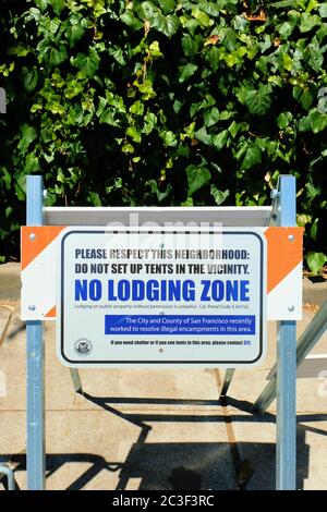 Schild Warnung Obdachlose vor illegalen Lagerungen in einem San Francisco Viertel; keine Unterkunft auf öffentlichem Eigentum erlaubt; Obdachlosigkeit. Stockfoto