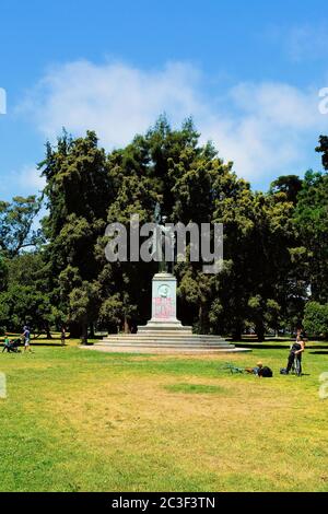 Das William McKinley Monument Spray, gemalt mit 'Tear Me Down, Down with the Empire' als Teil der Black Lives Matter Proteste in San Francisco. Stockfoto