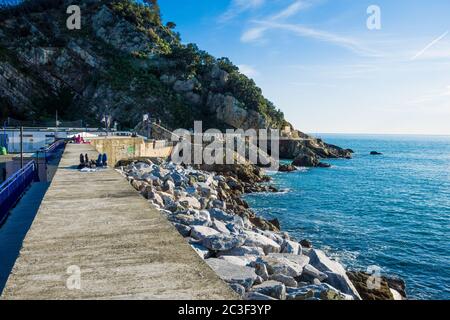 Sestri Levante, IT - Feb 2020: Citta Dei Due Mari (Stadt der zwei Meere) mit Baia del Silenzio (Bucht der Stille) und Baia delle Favole (Bucht der Fab Stockfoto