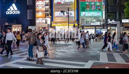 Massenmassen, die über die berühmte Shibuya Fußgängerüberfahrt, Tokio, Japan, laufen. Stockfoto