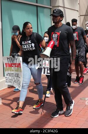 Washington, DC, USA. Juni 2020. Bradley Beal von der NBA Washington Wizards marschiert die Straßen von DC zum MLK Memorial während eines Black Lives Matter Marsches am 19. Juni 2020 in Washington, DC Quelle: Mpi34/Media Punch/Alamy Live News Stockfoto