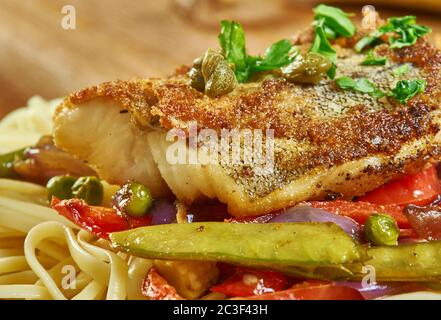 Gebratener Seebarsch mit Pesto-Spaghetti Stockfoto