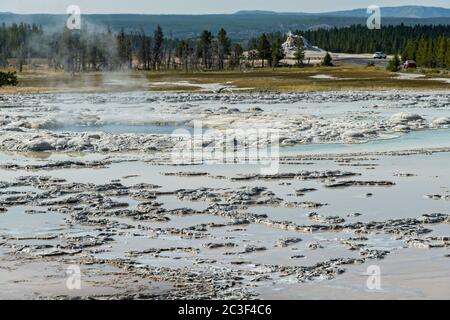 Great Fountain Geysir, mit White Dome Geysir im Hintergrund im Yellowstone National Park. Great Fountain Geyser ist Teil der Great Fountain Group entlang des Firehole Lake Drive in Yellowstone, Wyoming. Der Geysir ist während der Sommer Trockenzeit zu sehen. Stockfoto