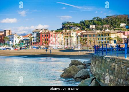 Sestri Levante, IT - Feb 2020: Citta Dei Due Mari (Stadt der zwei Meere) mit Baia del Silenzio (Bucht der Stille) und Baia delle Favole (Bucht der Fab Stockfoto