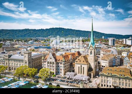 Luftpanorama von der Grossmünster Kirche, Zürich, über das Zürichzentrum mit der berühmten Fraumünster Kirche und der Limmat am Zürichsee Stockfoto