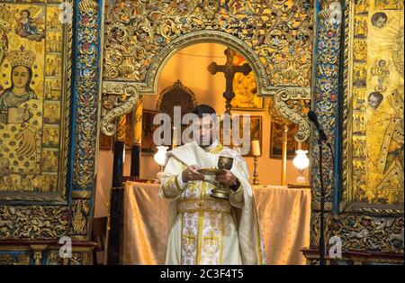 Die Rev. Androwas Bahus führt eine frühe Morgenliturgie in St. Peter und St. Paul Kirche in der Stadt Shefa-Amr, Israel. Stockfoto