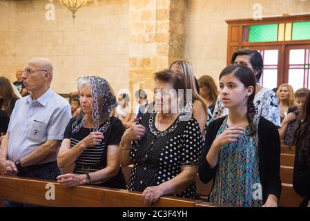 Die Rev. Androwas Bahus führt eine frühe Morgenliturgie in St. Peter und St. Paul Kirche in der Stadt Shefa-Amr, Israel. Stockfoto