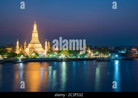 Beleuchtete Tempel der Morgenröte oder Wat Arun in Bangkok bei Sonnenuntergang Stockfoto