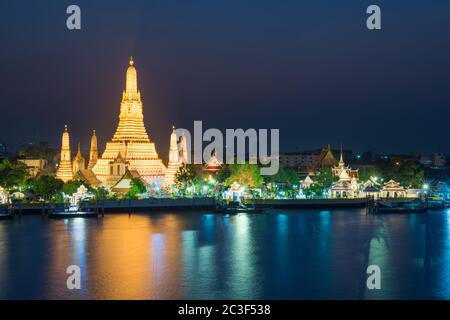 Beleuchtete Tempel der Morgenröte oder Wat Arun in Bangkok bei Sonnenuntergang Stockfoto