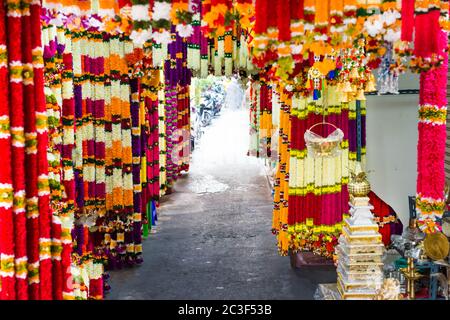 Indische Girlanden von bunten Blumen für Tempel Stockfoto