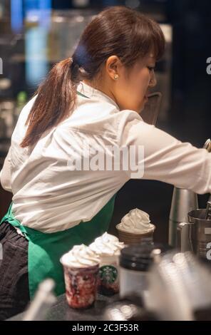 Starbucks Barista, der Getränke zubereitet, Tokio, Japan Stockfoto