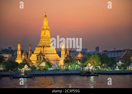 Erleuchteter Tempel der Morgenröte oder Wat Arun Stockfoto