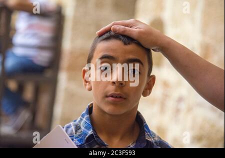 Die Rev. Androwas Bahus führt eine frühe Morgenliturgie in St. Peter und St. Paul Kirche in der Stadt Shefa-Amr, Israel. Stockfoto