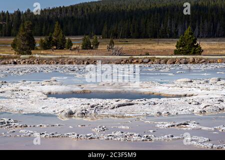 Great Fountain Geyser, einer der Geysire des Yellowstone National Park und Teil der Great Fountain Group entlang des Firehole Lake Drive in Yellowstone, Wyoming. Der Geysir ist während der Sommer Trockenzeit zu sehen. Stockfoto