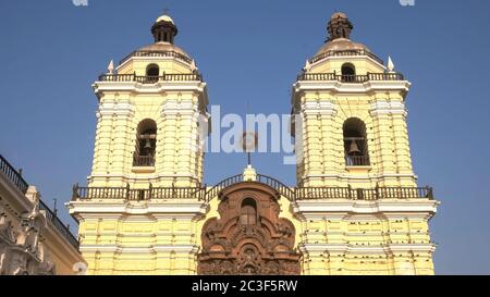 LIMA, PERU - 12. JUNI 2016: Nachmittagsaufnahme des Klosters san francisco in lima Stockfoto